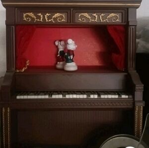 Magic Holiday Self Playing Toy Piano 12 Holiday Classics Watch Twirling Mice